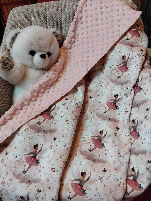couverture  bébé, deux motifs aux choix alliant minky et gaze de coton légère. Motif danseuse étoile et minky rose