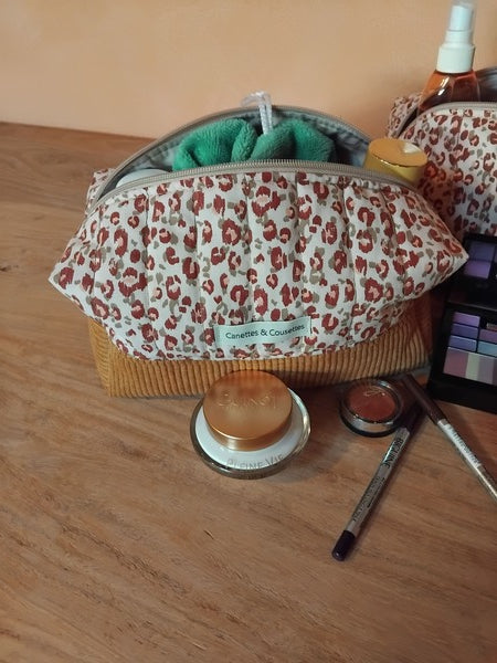 moyenne trousse en velours et coton de couleur ocre et léopard