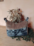 sac en velours couleur capuccino avec un  empiècement devant effet peau de serpent. 