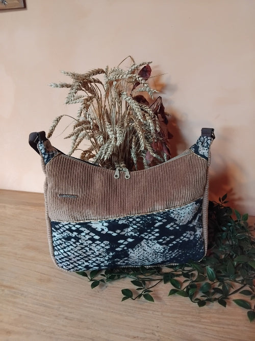 sac en velours couleur capuccino avec un  empiècement devant effet peau de serpent. 