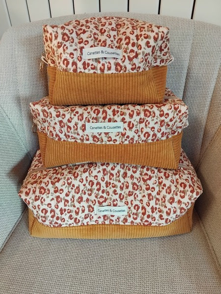 trois  trousses de taille variée en velours et coton de couleur ocre et léopard