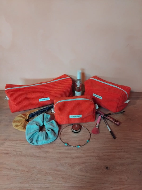 Trois trousses de tailles différentes, couleur orange