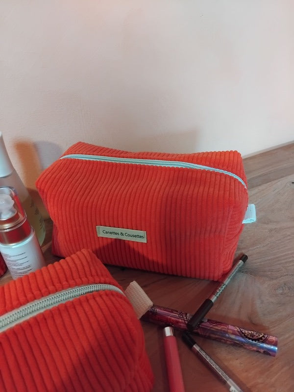 Une trousse moyenne et spacieuse, de dimensions 36 X 12 X 12, avec des couleurs orange.