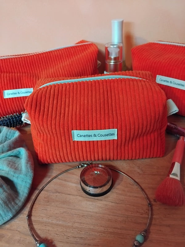 Une trousse petite et spacieuse, de dimensions 36 X 12 X 12, avec des couleurs orange.