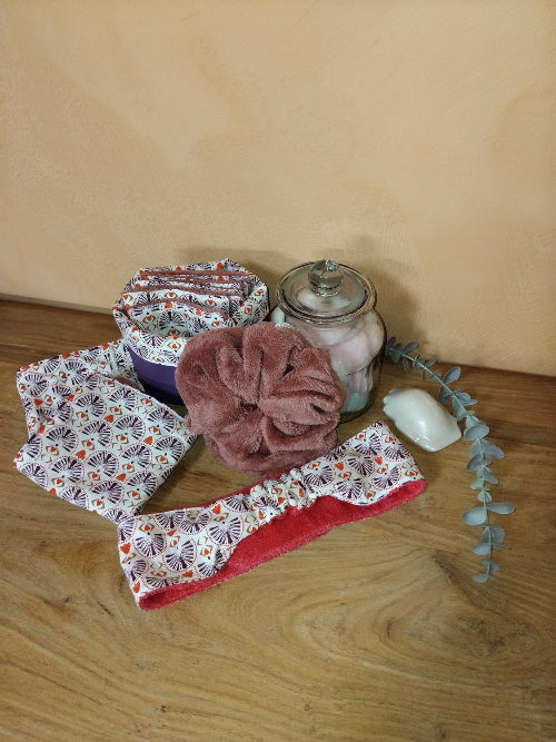  Coffret douceur pour prendre soin de soi, comprenant 2 serviettes visage, des lingettes démaquillantes, une corbeille, une fleur de douche et un serre-tête pour vos soins visage. 