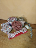  Coffret douceur pour prendre soin de soi, comprenant 2 serviettes visage, des lingettes démaquillantes, une corbeille, une fleur de douche et un serre-tête pour vos soins visage. 