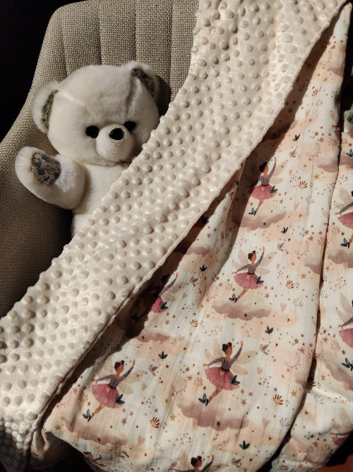 couverture  bébé, deux motifs aux choix alliant minky et gaze de coton légère. Motif danseuse étoile et minky écru