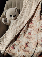 couverture  bébé, deux motifs aux choix alliant minky et gaze de coton légère. Motif danseuse étoile et minky écru