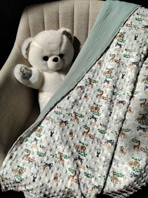 couverture  bébé, deux motifs aux choix alliant minky et gaze de coton légère. Motif joli savane