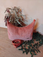 sac bandoulière en velours côtelé, deux curseurs pour ouverture facile, de couleur corail
