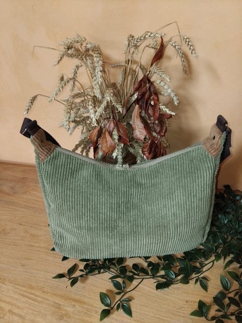 sac bandoulière en velours côtelé avec deux curseurs pour ouverture dessus, poche sur le devant fermeture aimanté, grande poche intérieure, dos du sac uni