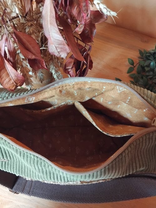 sac bandoulière en velours côtelé avec deux curseurs pour ouverture dessus, poche sur le devant fermeture aimanté, grande poche intérieure, dos du sac uni, doublure assortie