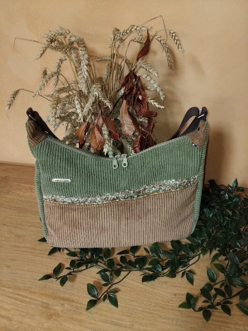 sac bandoulière en velours côtelé avec deux curseurs pour ouverture dessus, poche sur le devant fermeture aimanté, grande poche intérieure