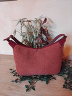 sac bandoulière en velours côtelé avec deux curseurs pour ouverture dessus, poche sur le devant fermeture aimanté, grande poche intérieure, dos du sac unis
