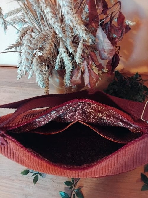sac bandoulière en velours côtelé avec deux curseurs pour ouverture dessus, poche sur le devant fermeture aimanté, grande poche intérieure