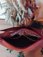 sac bandoulière en velours côtelé avec deux curseurs pour ouverture dessus, poche sur le devant fermeture aimanté, grande poche intérieure