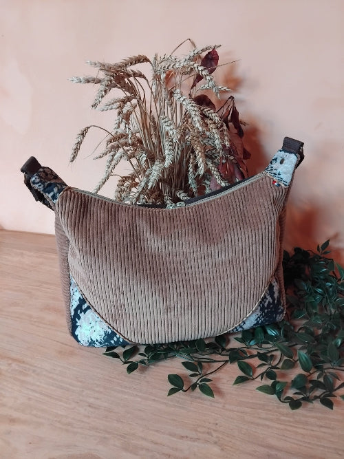 sac en velours couleur capuccino avec un  empiècement devant effet peau de serpent. 